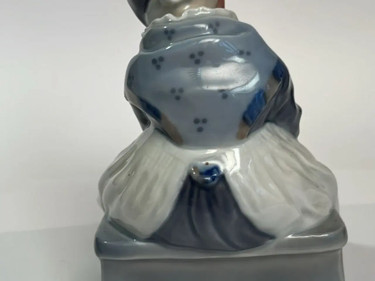 Billede 2 - Royal Copenhagen, kvinde med håndarbejde