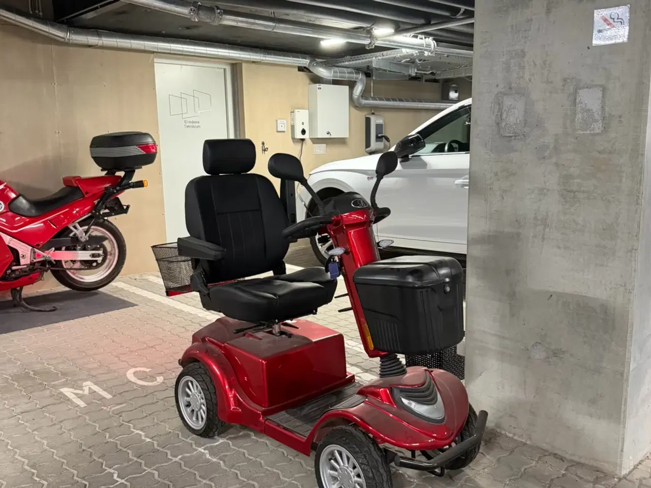 Billede 1 - Rød scooter som ny