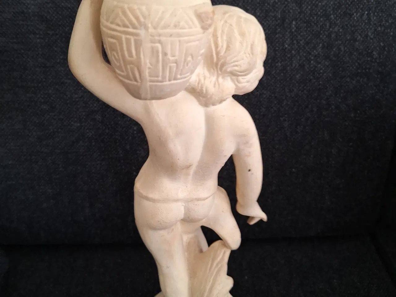 Billede 2 - Figur. Dreng med krukke. Højde 37 cm.