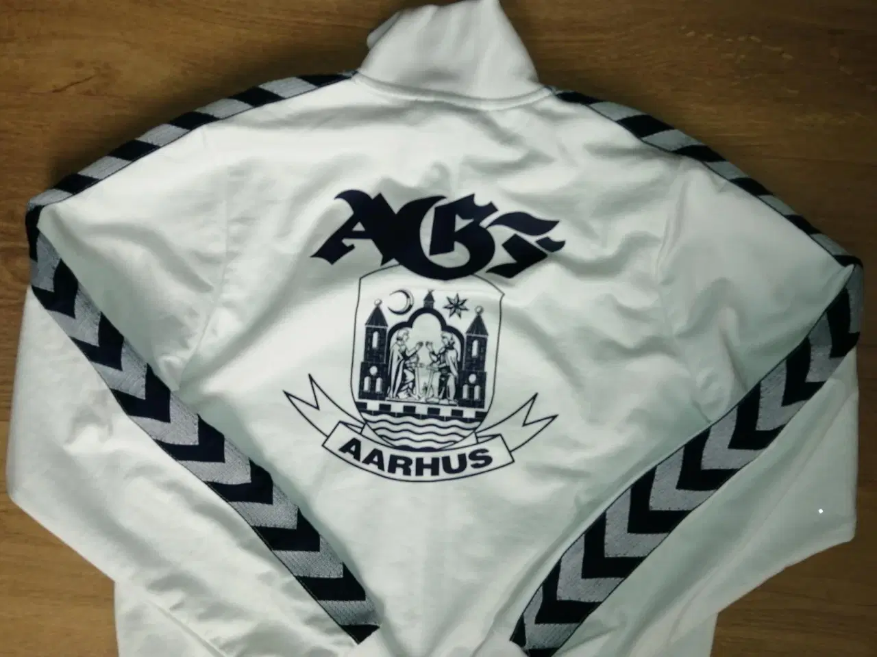 Billede 1 - AGF TRACK TOP, HUMMEL, STR. 14 ÅR, I FLOT STAND