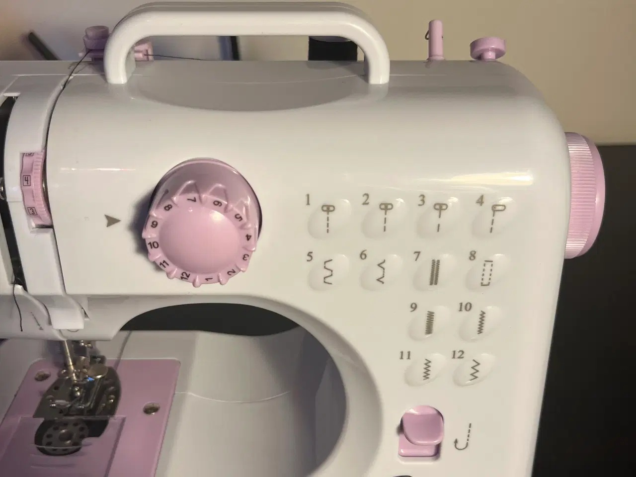 Billede 2 - Helt ny symaskine give væk
