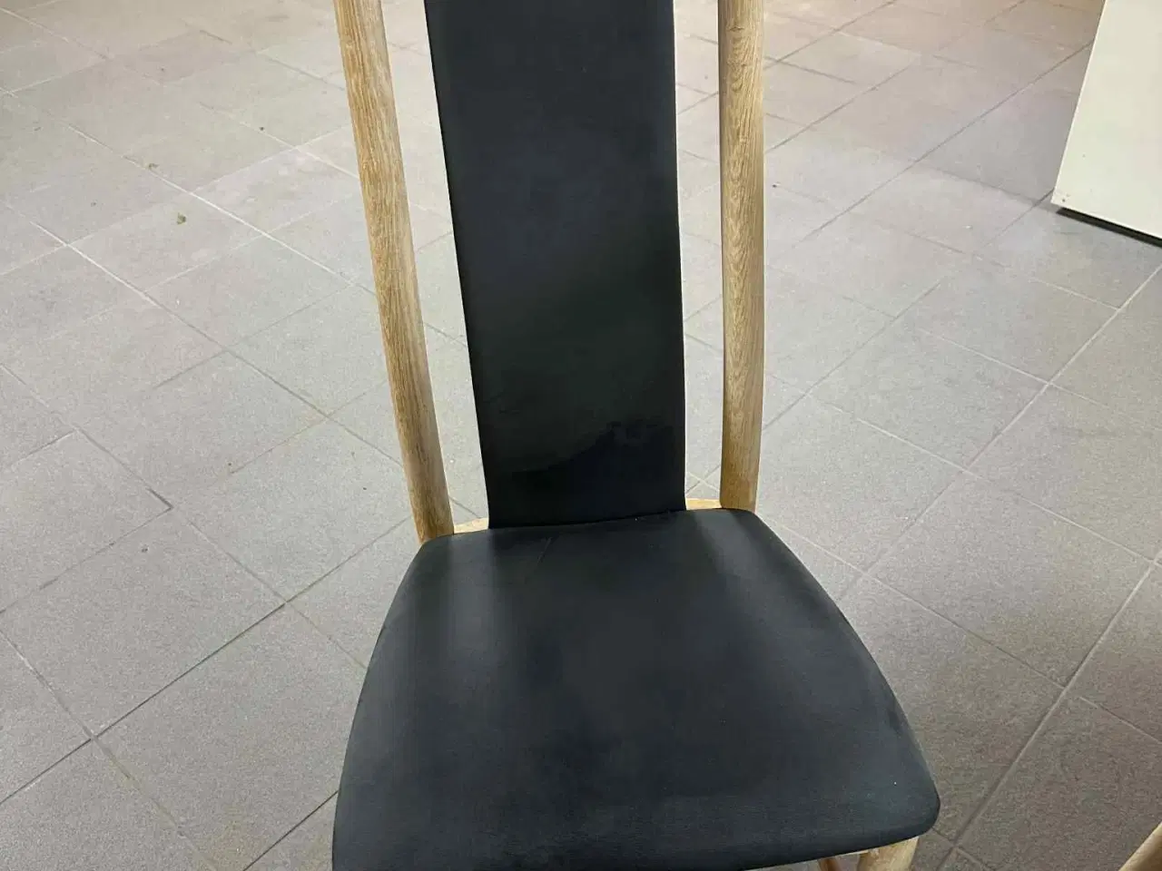 Billede 6 - Spisebord med fire stole sælges.