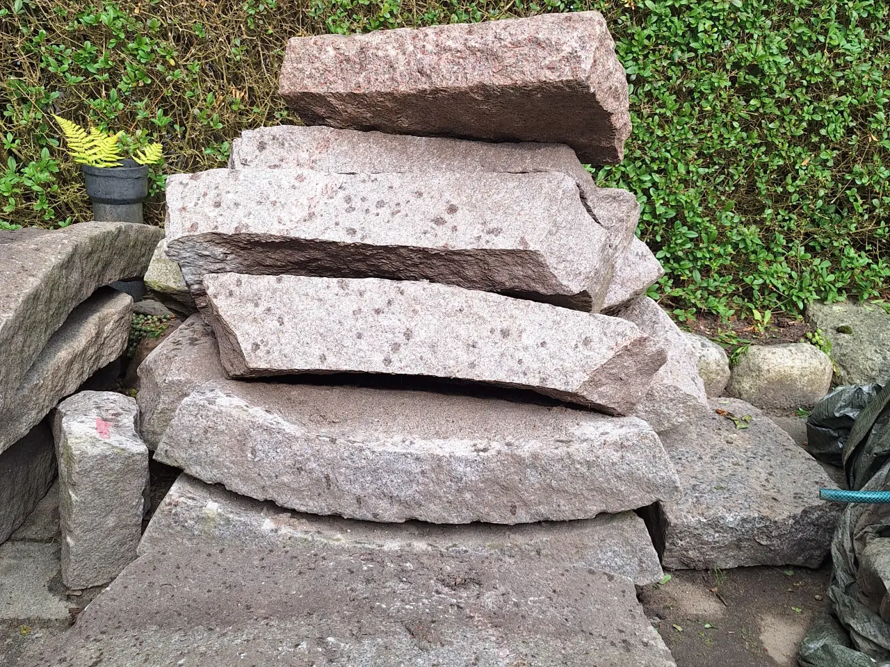 Billede 2 - Kantsten & Piedestal i granit