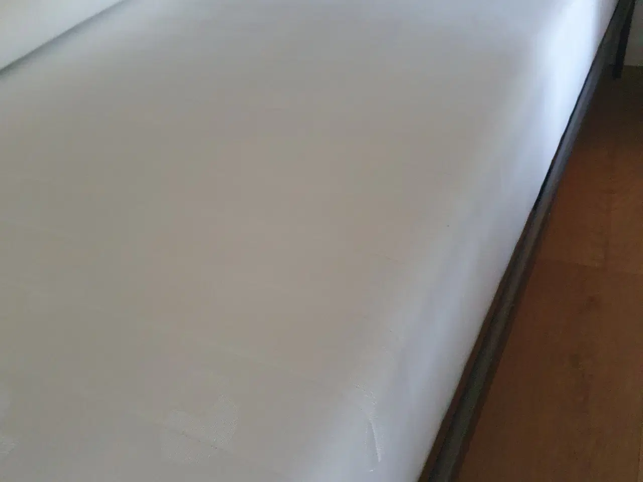 Billede 6 - Seng af metal. 140 x 200 cm inkl. madras