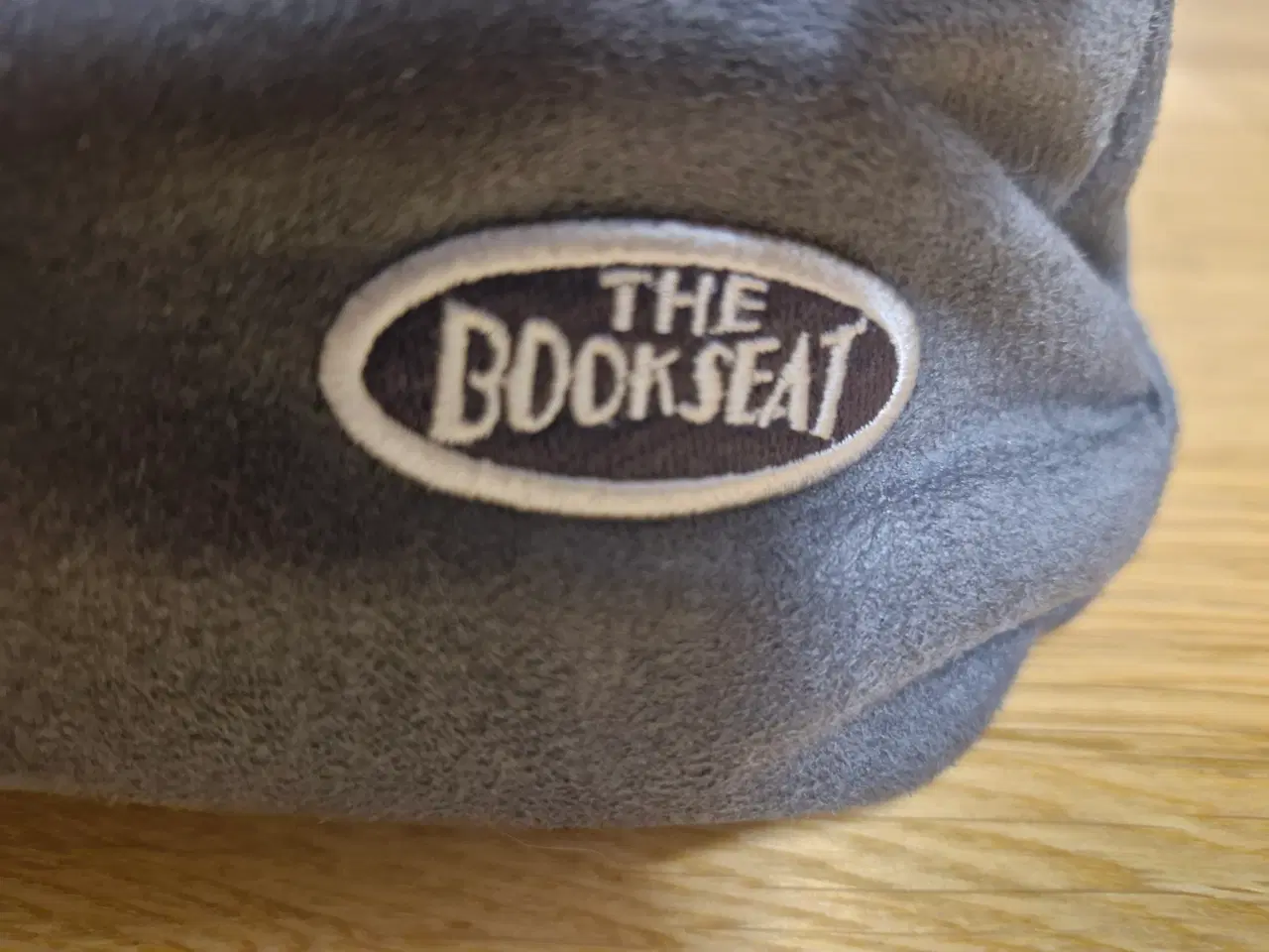 Billede 2 - THE BOOKSEAT LÆSEPUDE i farven skifer-grå
