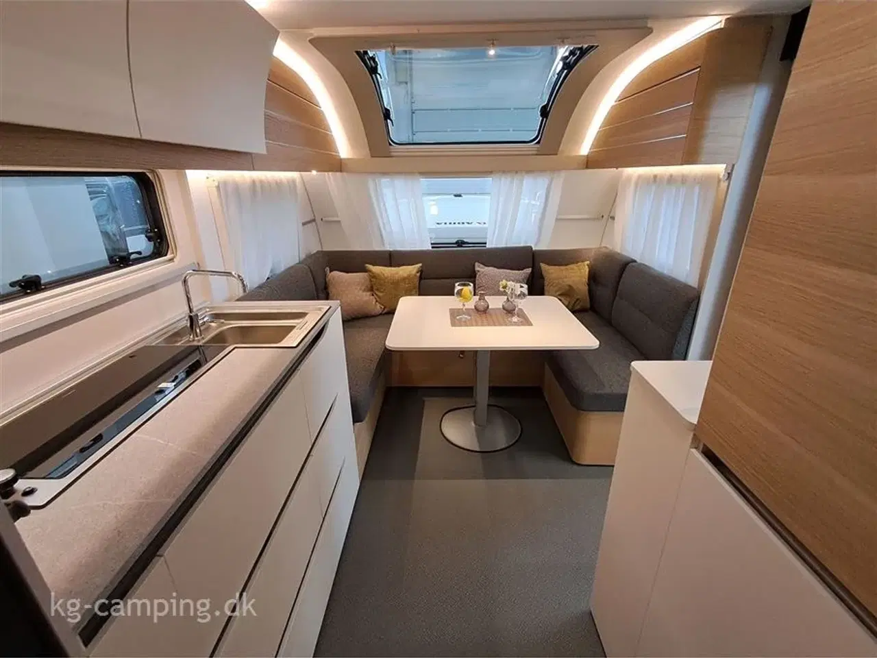 Billede 7 - 2024 - Adria Adora 613 UT Selected Edition   Lækker kampagnevogn med fritstående dobbeltseng, ALDE centralvarme og Aircontion.