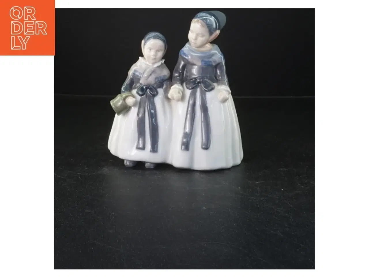 Billede 1 - Porcelænsfigur af to amagerpiger fra Royal Copenhagen (str. 19x17 cm)