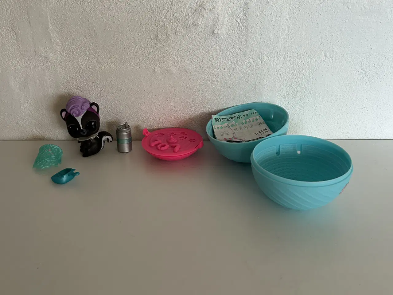 Billede 3 - L.O.L figur med tilbehør