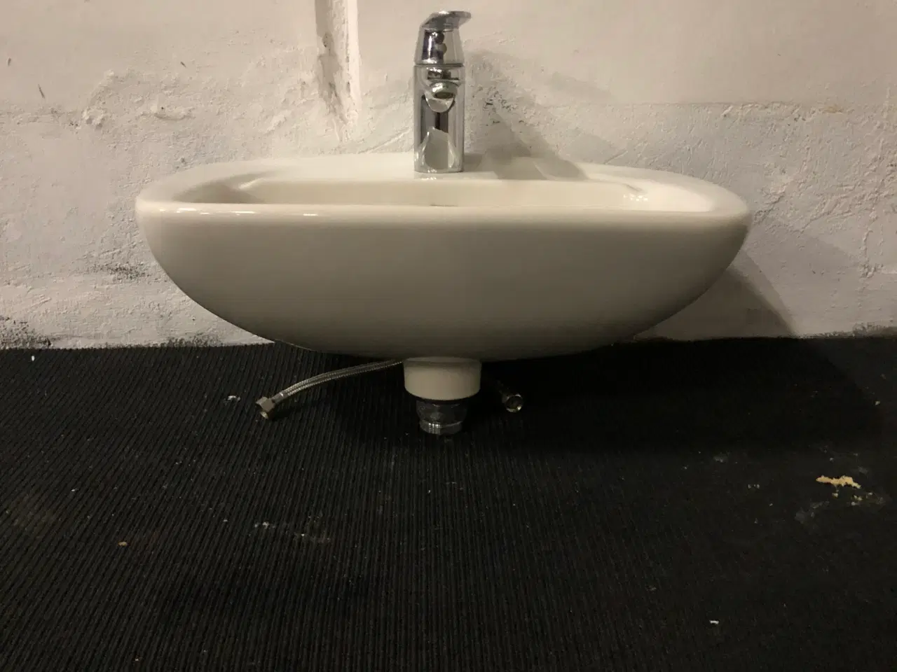 Billede 2 - Håndvask med armatur fra grohe 480 x 365 x 235 mm, hvid