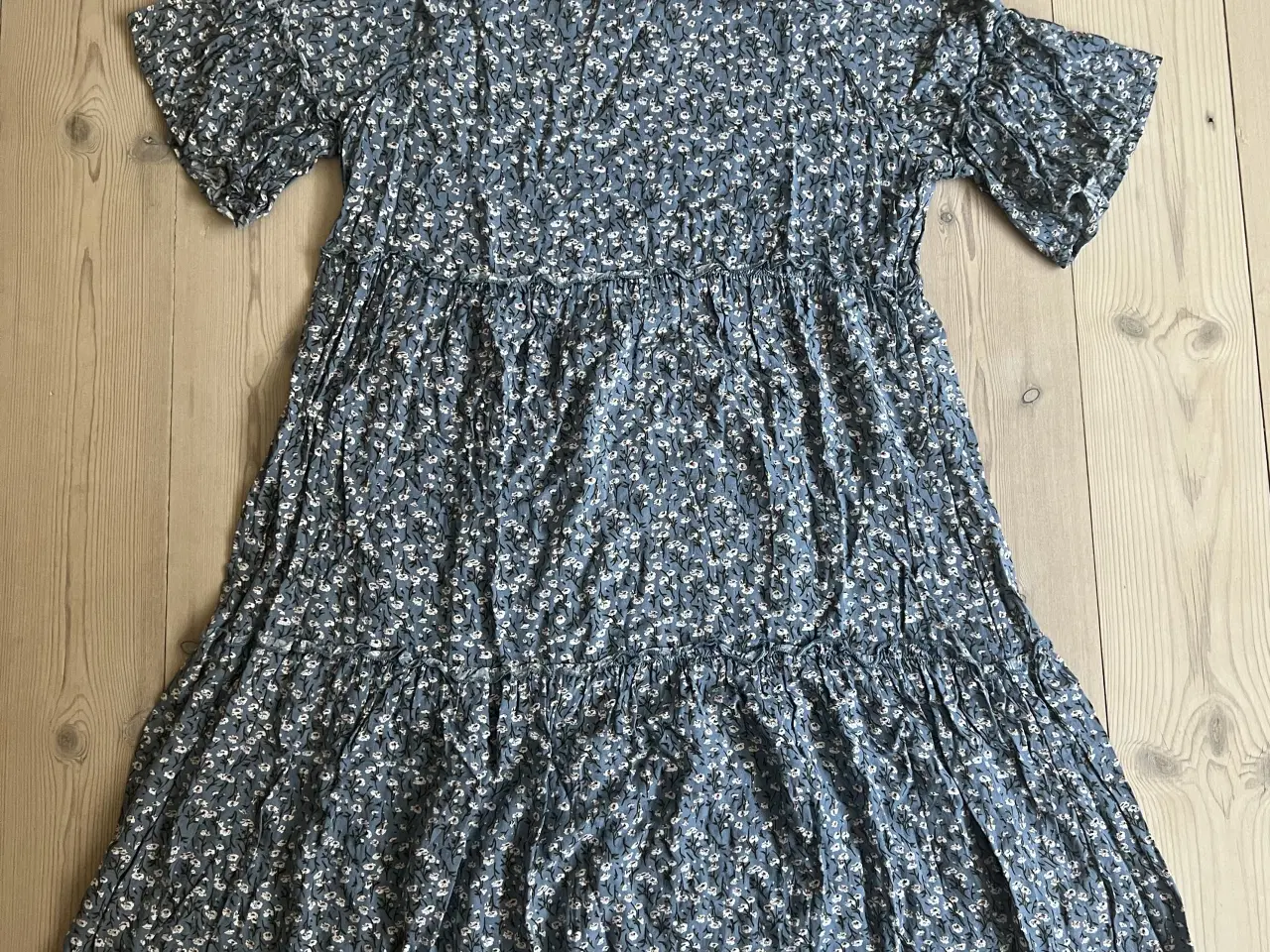 Billede 1 - Kjole med blomstermønster 