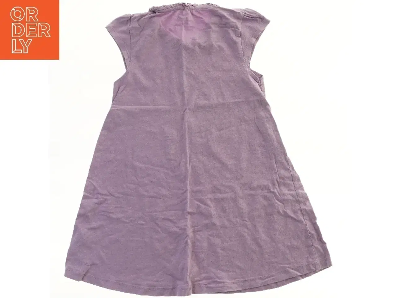 Billede 2 - Lilla kjole med blomster og sommerfugl fra Name It (str. 134)