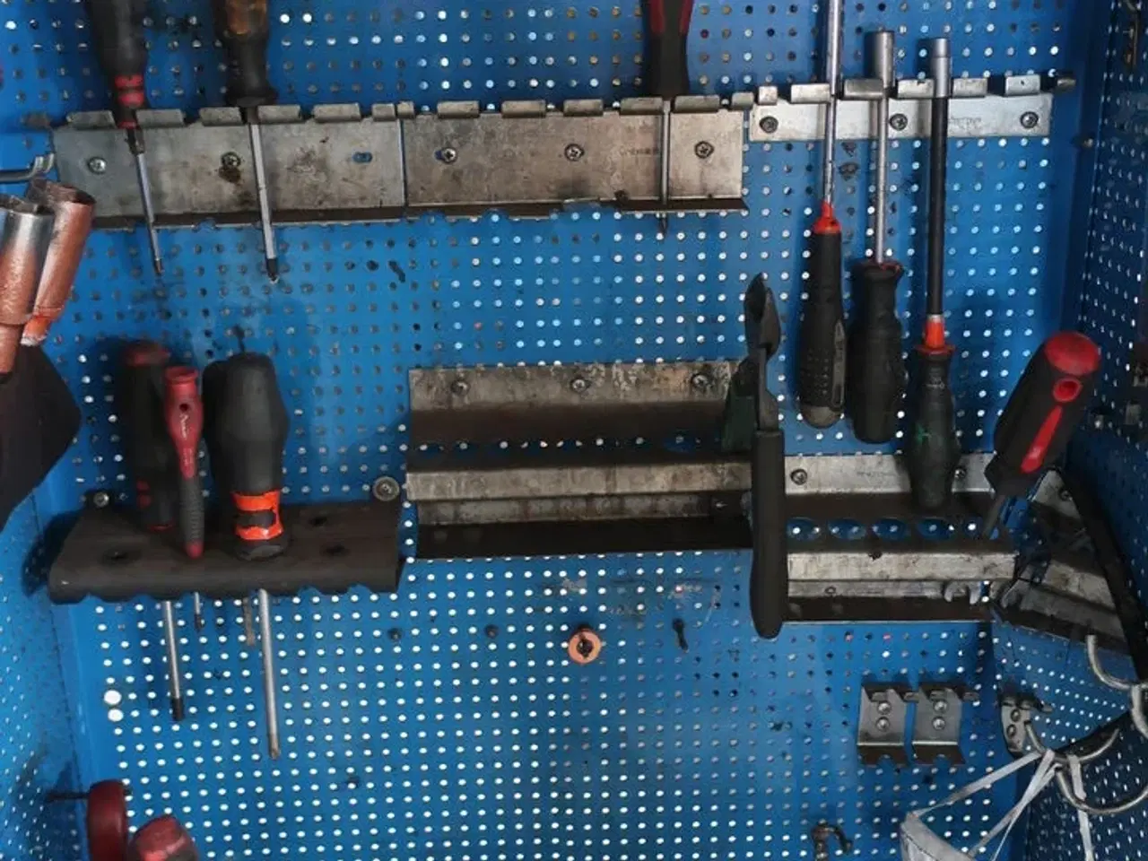 Billede 4 - Værktøjsskab med indhold