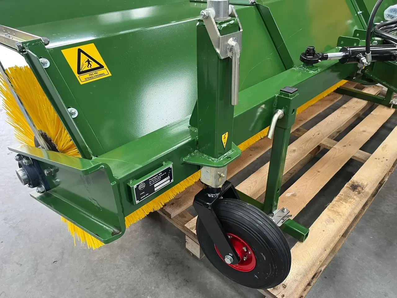 Billede 13 - Thyregod TK 2800 med nylon børster og hydraulisk sving. brede 2800 og feje brede 2500