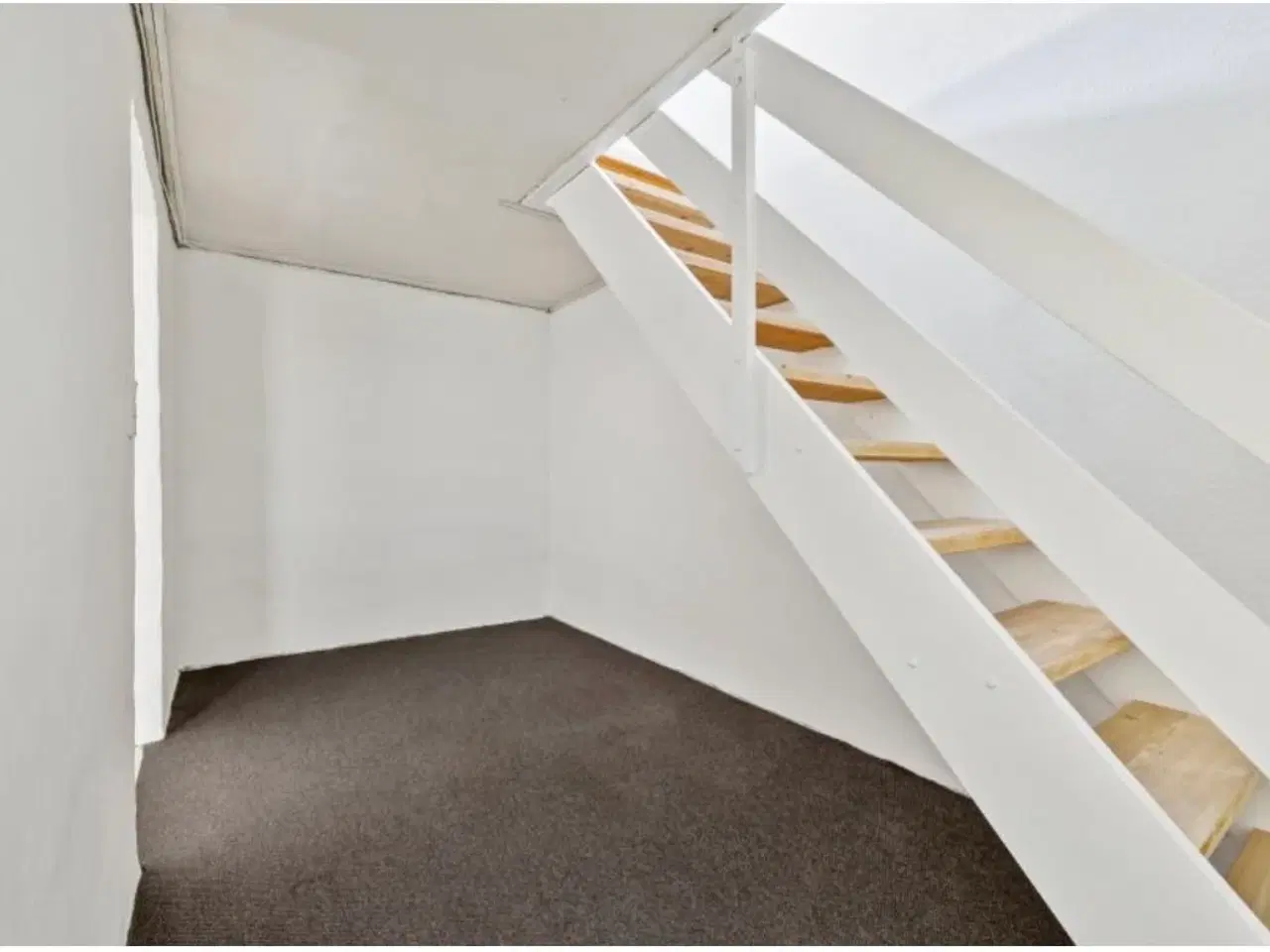 Billede 5 - Flyt direkte ind! Totalistandsat rækkehus i