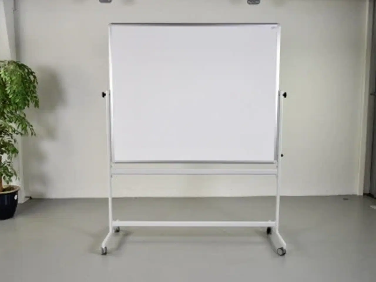 Billede 3 - Borks dobbeltsidet whiteboard svingtavle på hjul