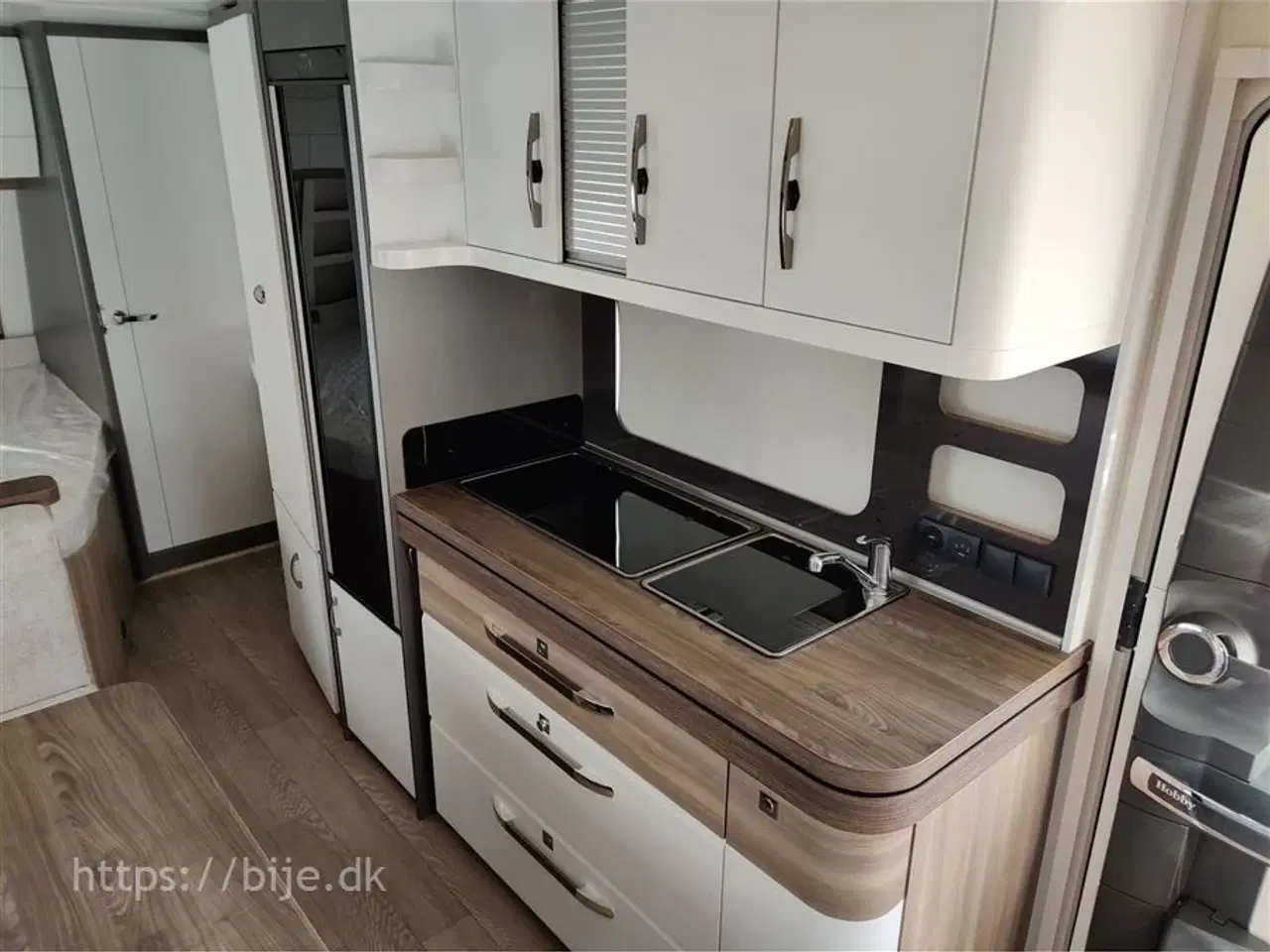 Billede 14 - 2023 - Hobby Excellent Edition 650 KMFe   Køb denne vogn og vælg mellem en gratis mover eller Isabella Capri telt