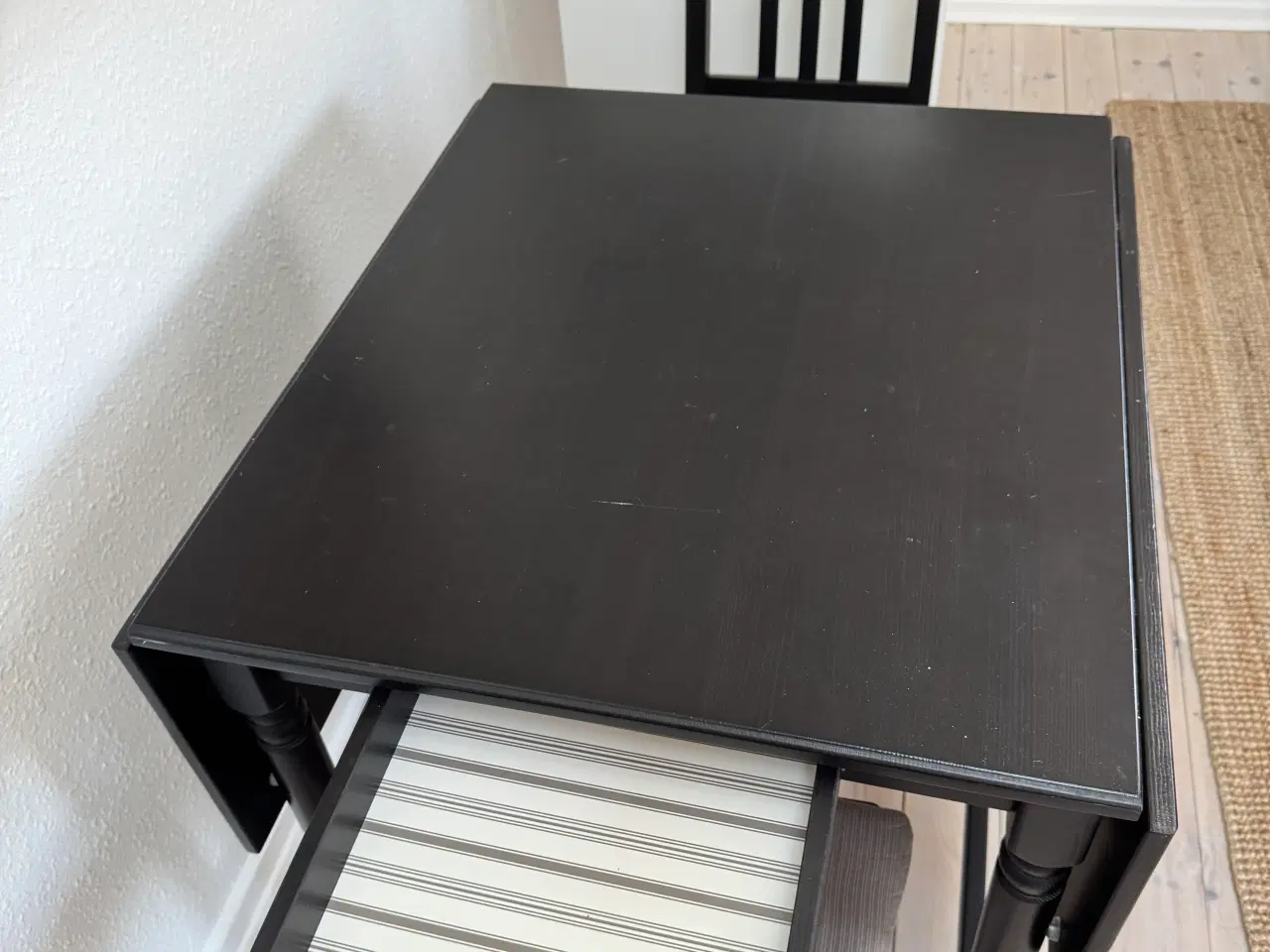 Billede 5 - Lille sort spisebord inkl 2 stole