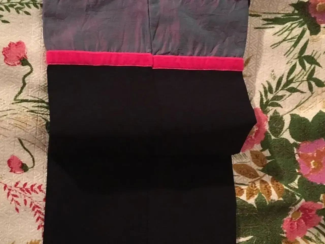 Billede 4 - To par sorte bukser til salg
