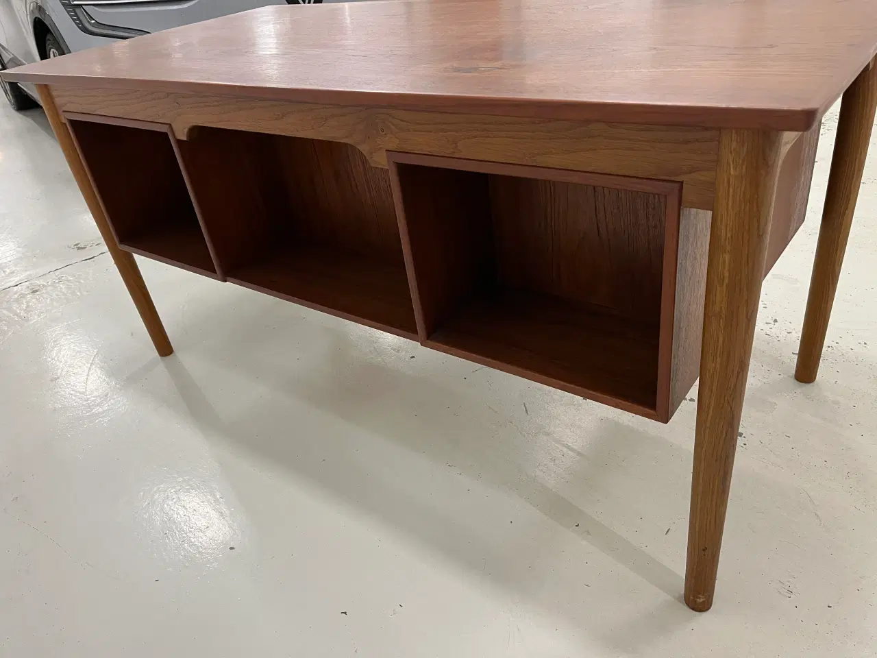 Billede 9 - Skrivebord i teak træ med 6 skuffer og reol.