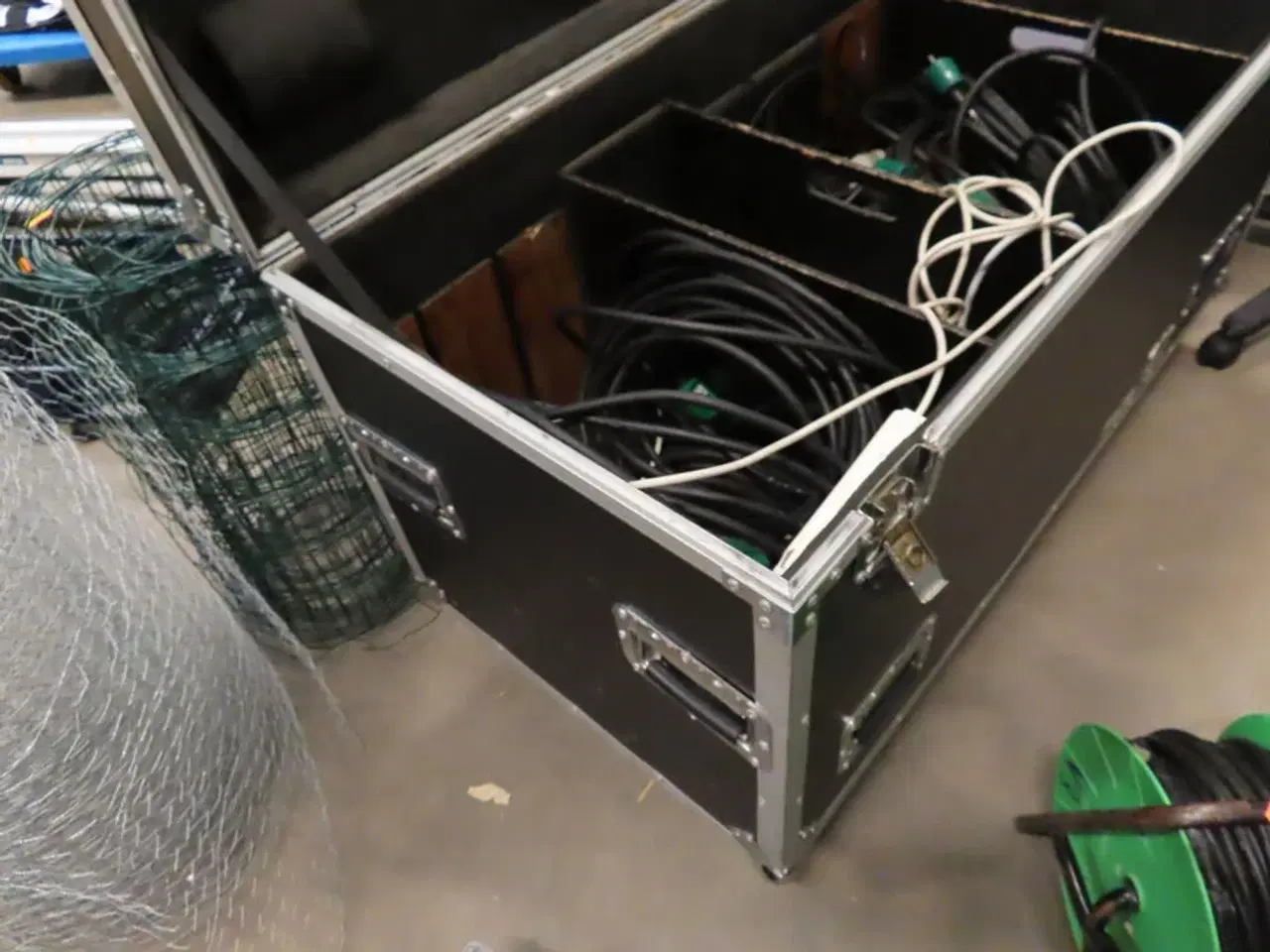 Billede 2 - Flightcase med indhold