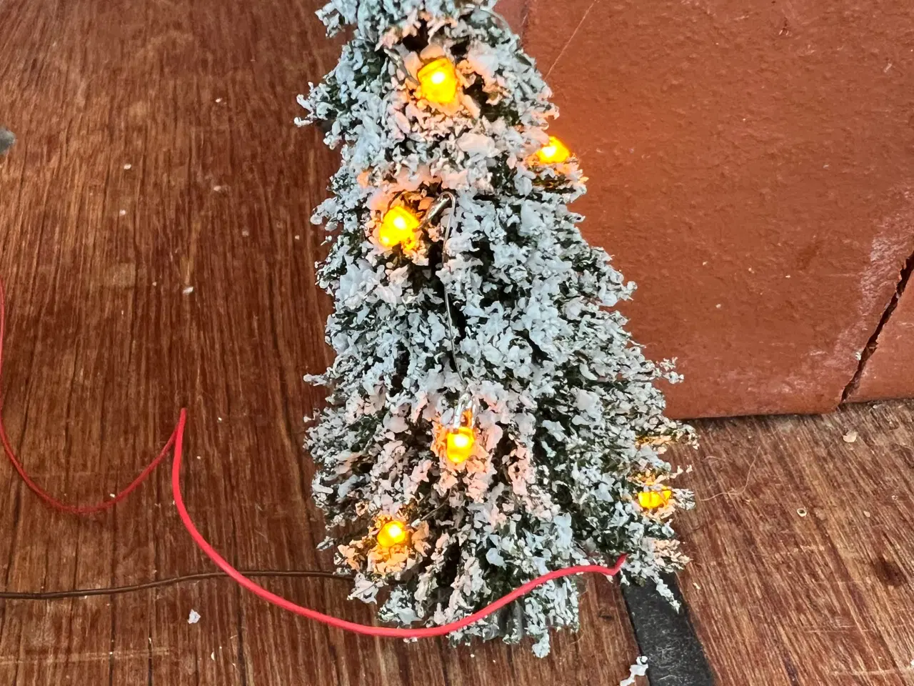 Billede 2 - Sne dækket juletræ med lys