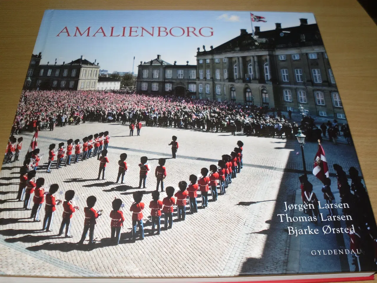 Billede 2 - AMALIENBORG. Gyldendal.