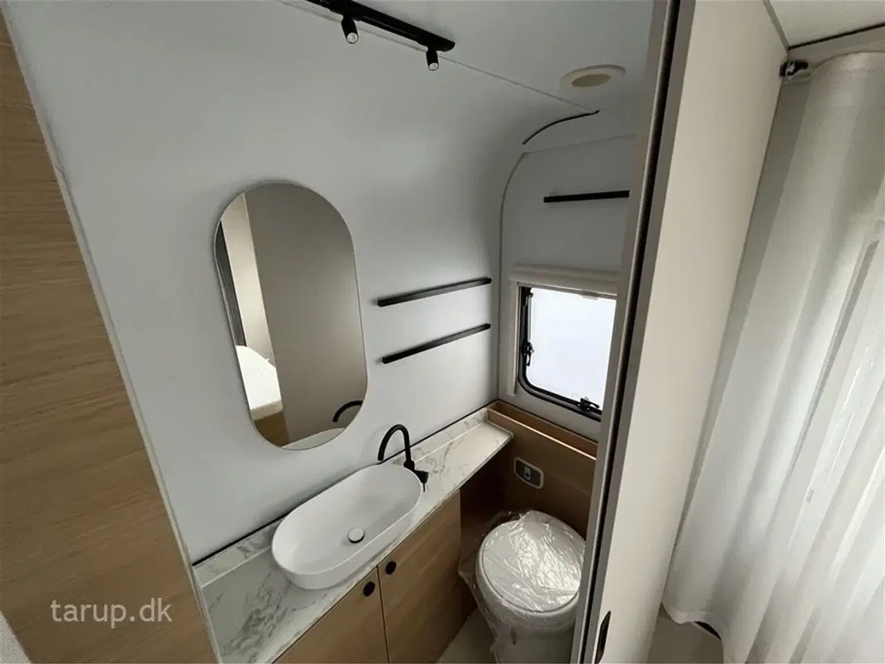 Billede 21 - 2026 - Adria Adora 613 UT   Fritstående dobbeltseng (Queens Bed), endebade-værelse, el-gulv-varme, panorama-vindue, Truma blæservarme, stort køleskab