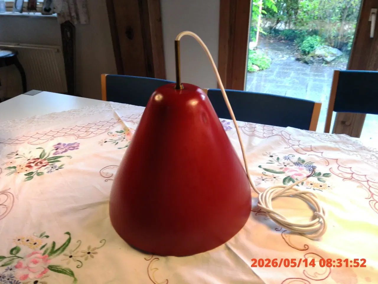 Billede 1 - Rød pendel lampe i metal med hvid inderside sælges