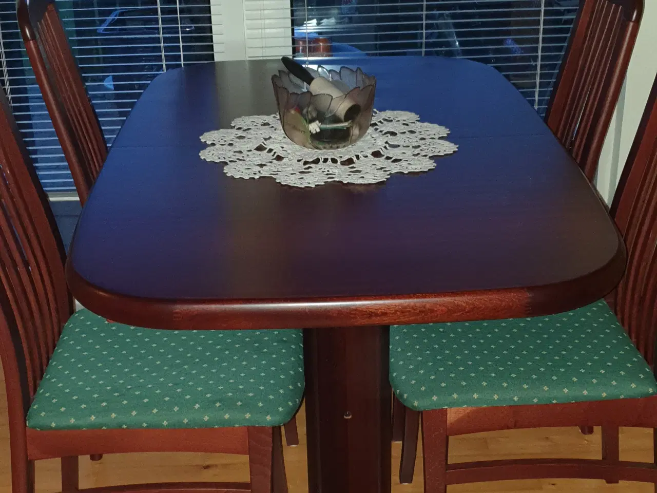 Billede 2 - spisebord m 6 stole