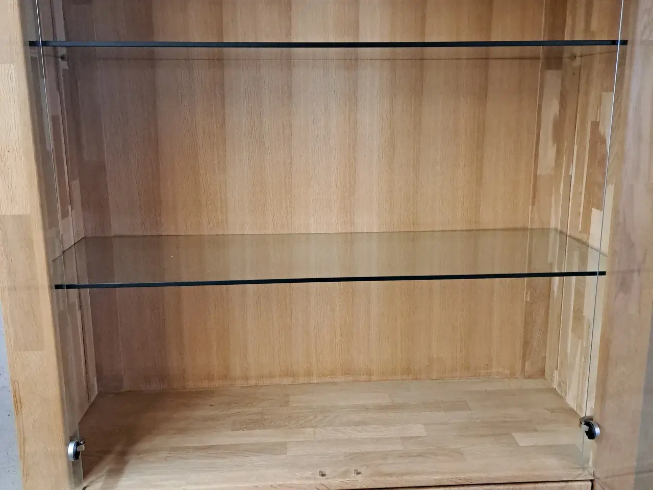 Billede 6 - Skænk, vitrine skab og tv.bord.