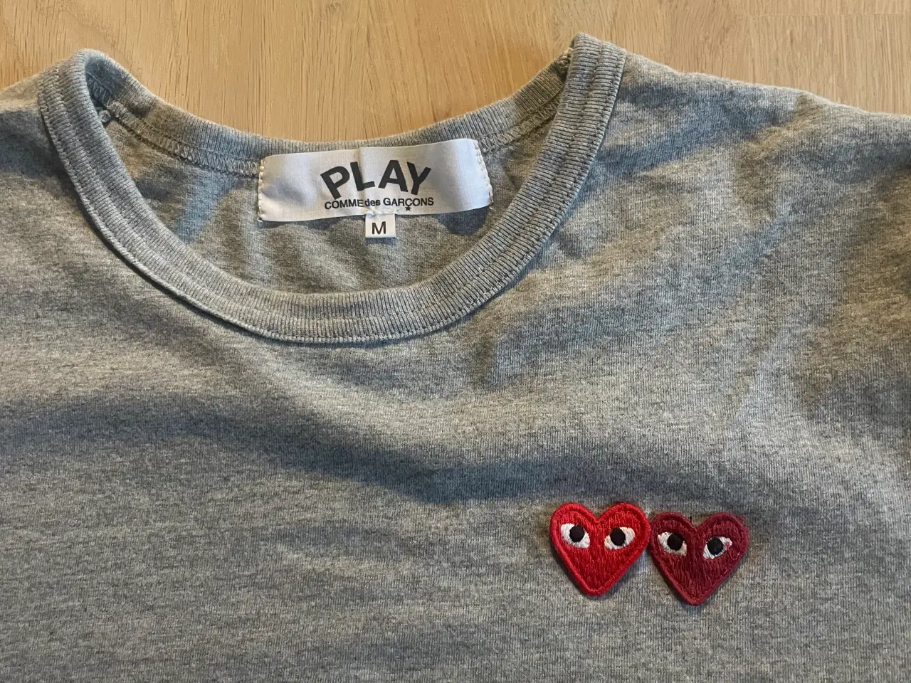 Billede 4 - Comme des Garçons Play grå t-shirt