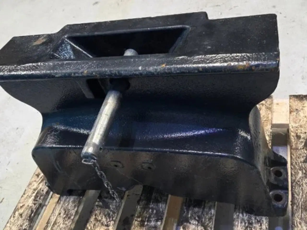 Billede 9 - Case Farmall 115C Frontvægt Holder 84313805