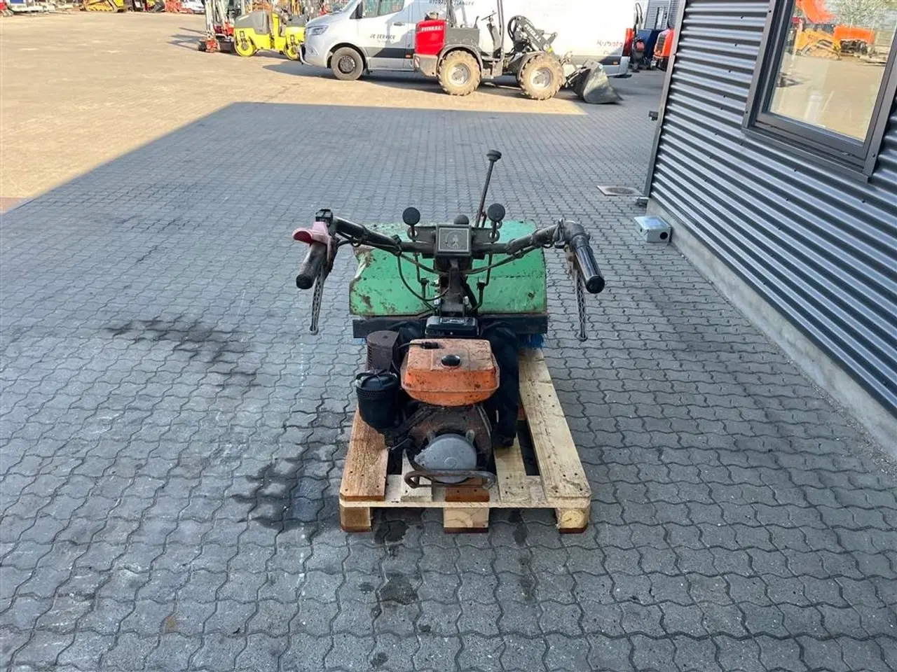 Billede 3 - Goldoni J451 tohjulet traktor med kost