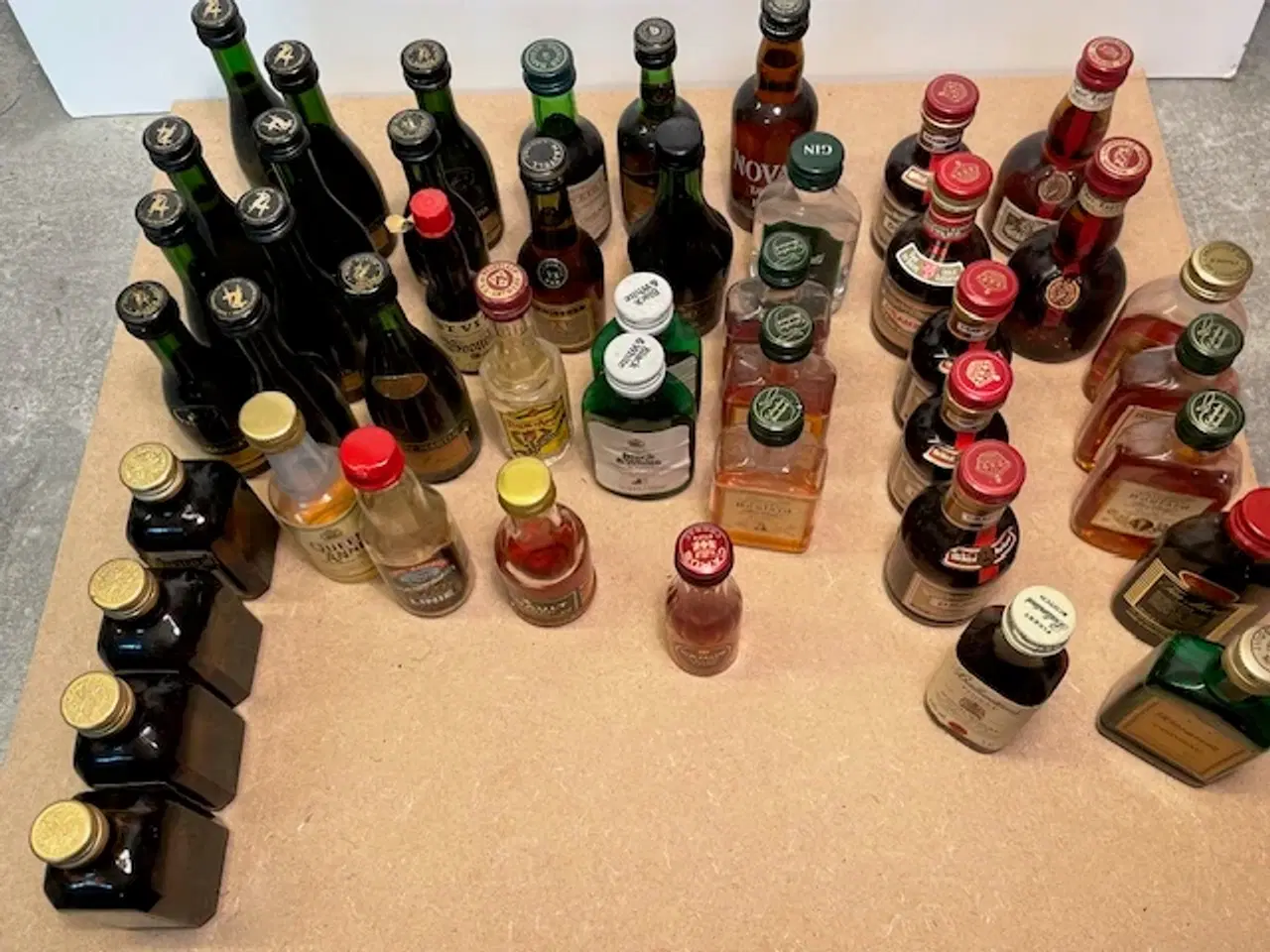 Billede 1 - Små alkohold flaser.