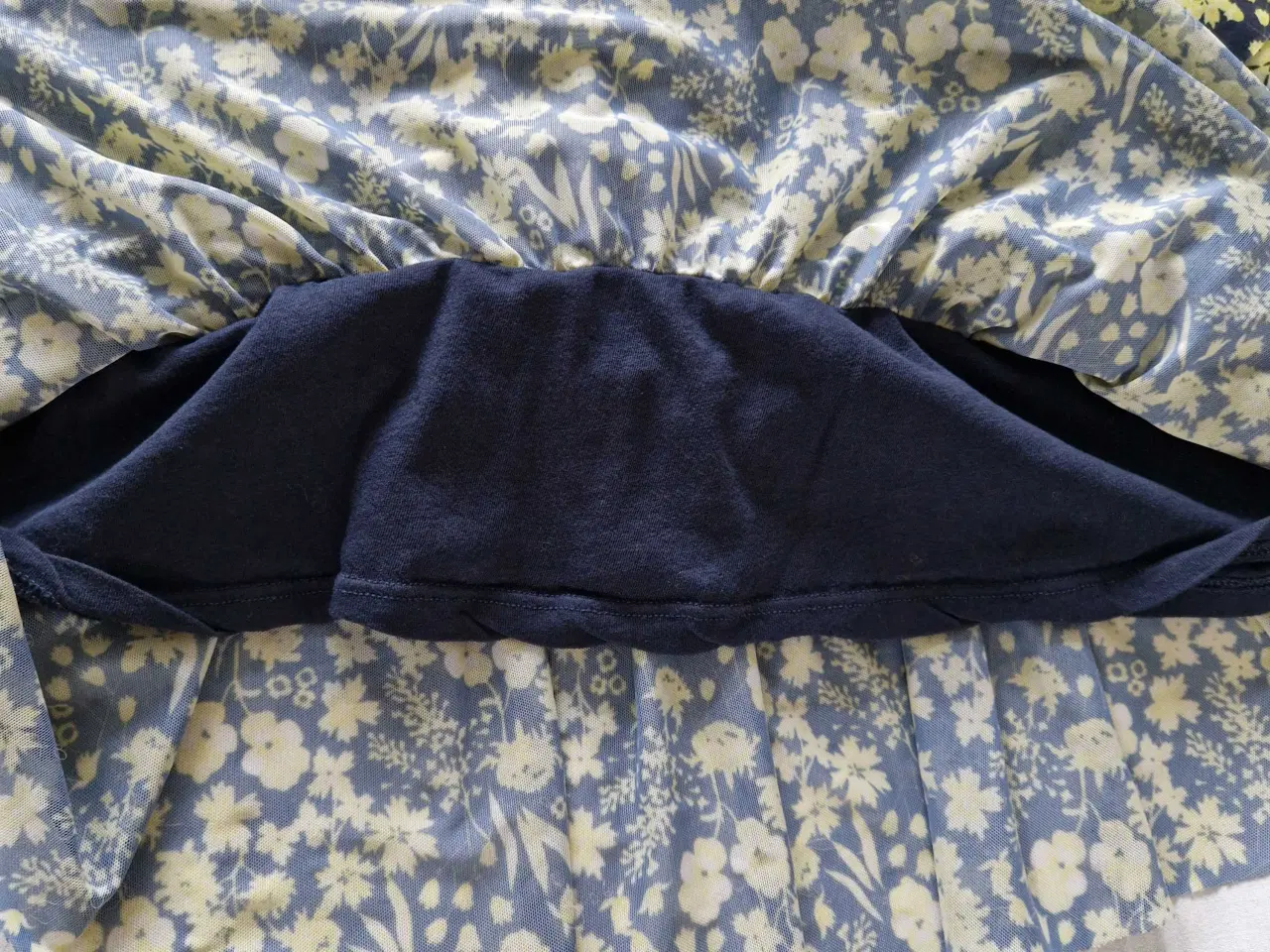 Billede 3 - Nederdel str 140