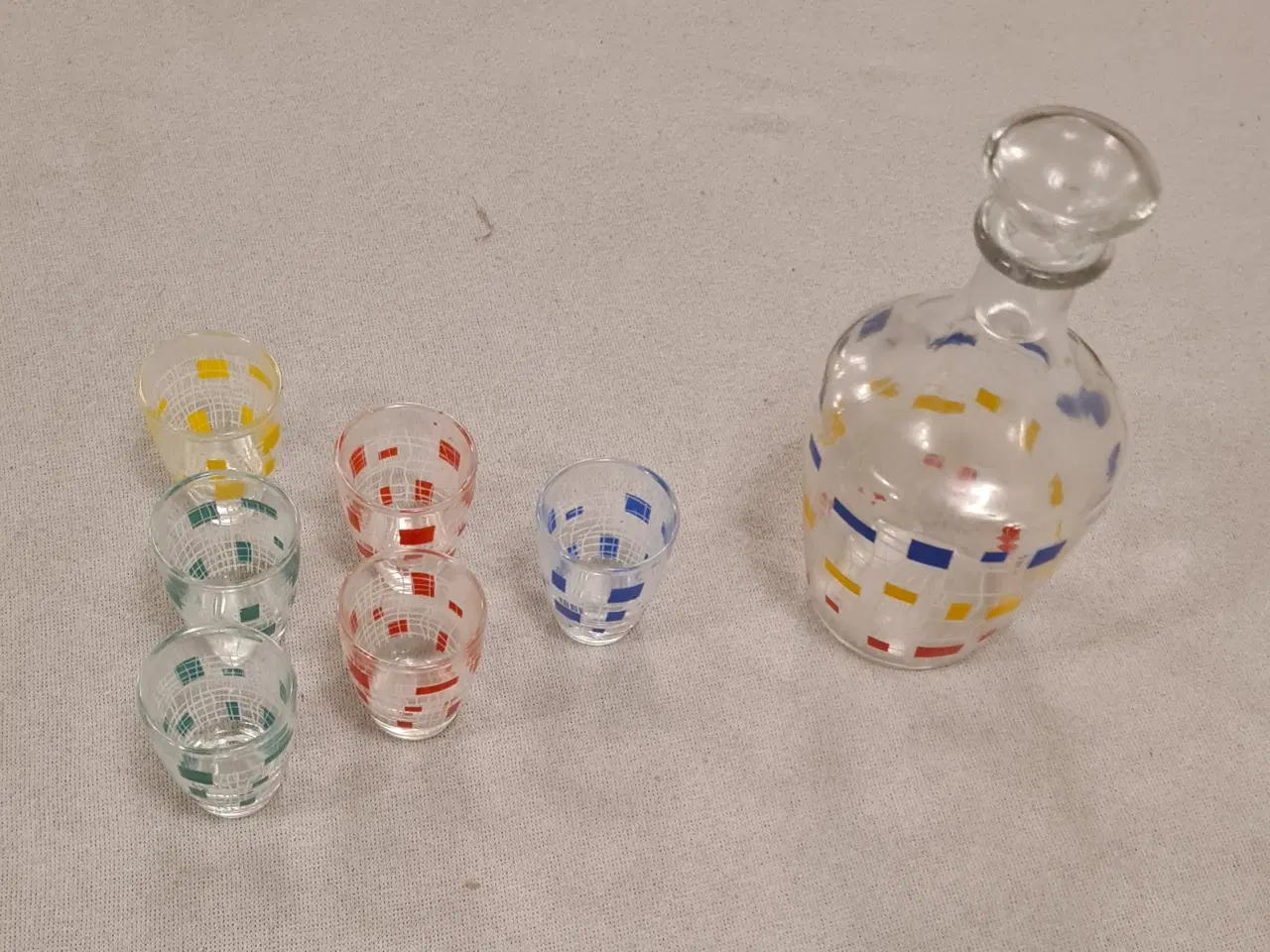 Billede 4 - Glas karaffel med farvede firkanter