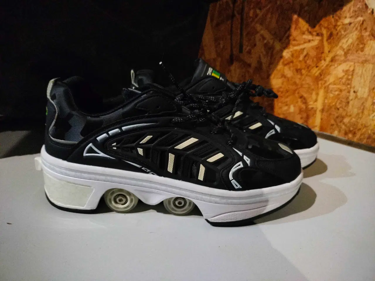 Billede 1 - Rulleskøjter og sko i et