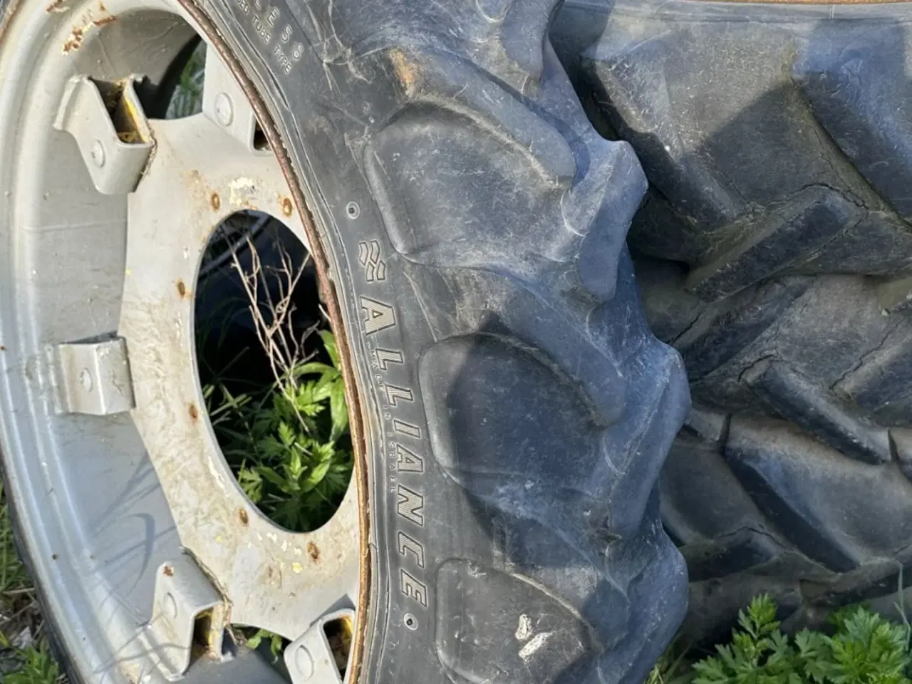 Billede 2 - Michelin 9.5-44 og 8.3r32. Prisen er for alle 6 stk.