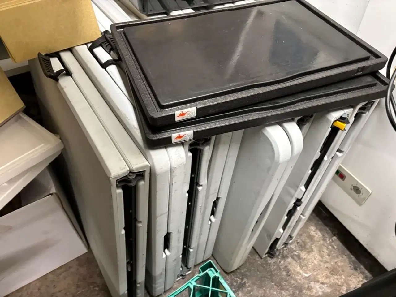 Billede 22 - Indhold i kælderrum af diverse emballage, gastrobakker, køkkenmaskiner, m.v.