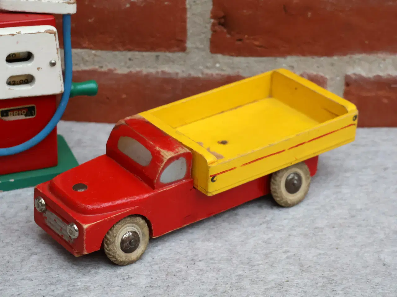 Billede 5 -  2 Stk Gl Brio benzinstandere og 2 biler i træ, 