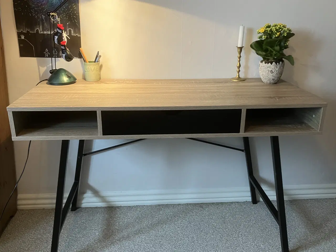 Billede 2 - Funktionelt og pænt skrivebord fra JYSK – næsten i