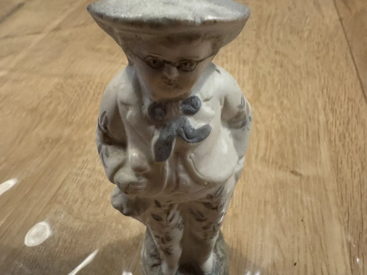 Billede 1 - Lille figur af dreng m/ høj hat