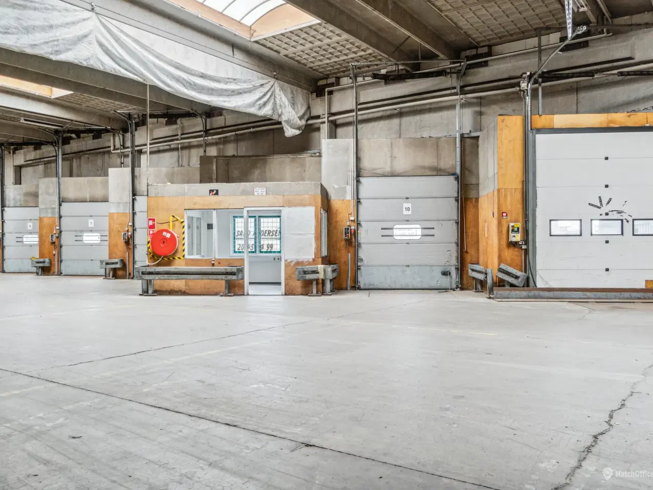 Billede 3 - Stor lagerhal med kontorafsnit og bad i Kastrup