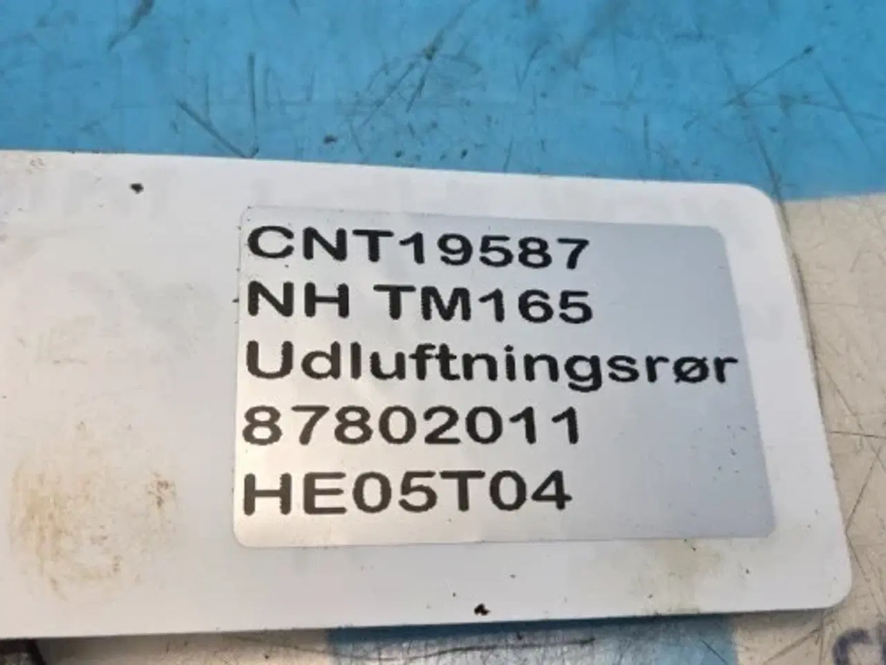 Billede 11 - New Holland TM165 Udluftningsrør 87802011