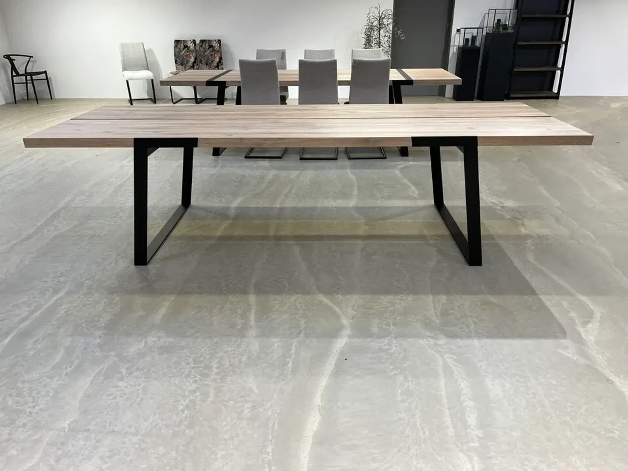 Billede 2 - Zilas spisebord. Hvidolieret massiv vildeg. 100x290 cm. Højde 74 cm.