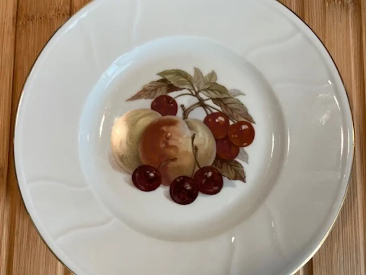 Billede 5 - 6 smukke vintagetallerkener -frugtmotiver+guldkant