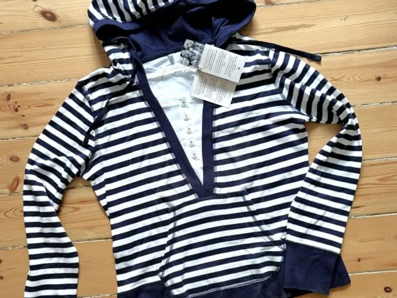 Billede 4 - Bluse med striber og hætte