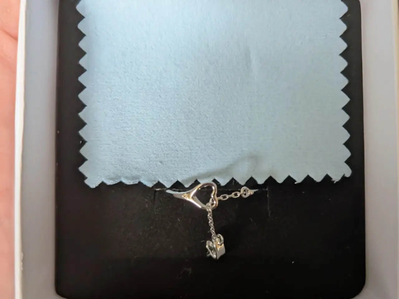 Billede 4 - Sterling sølv ring med zirkoner.