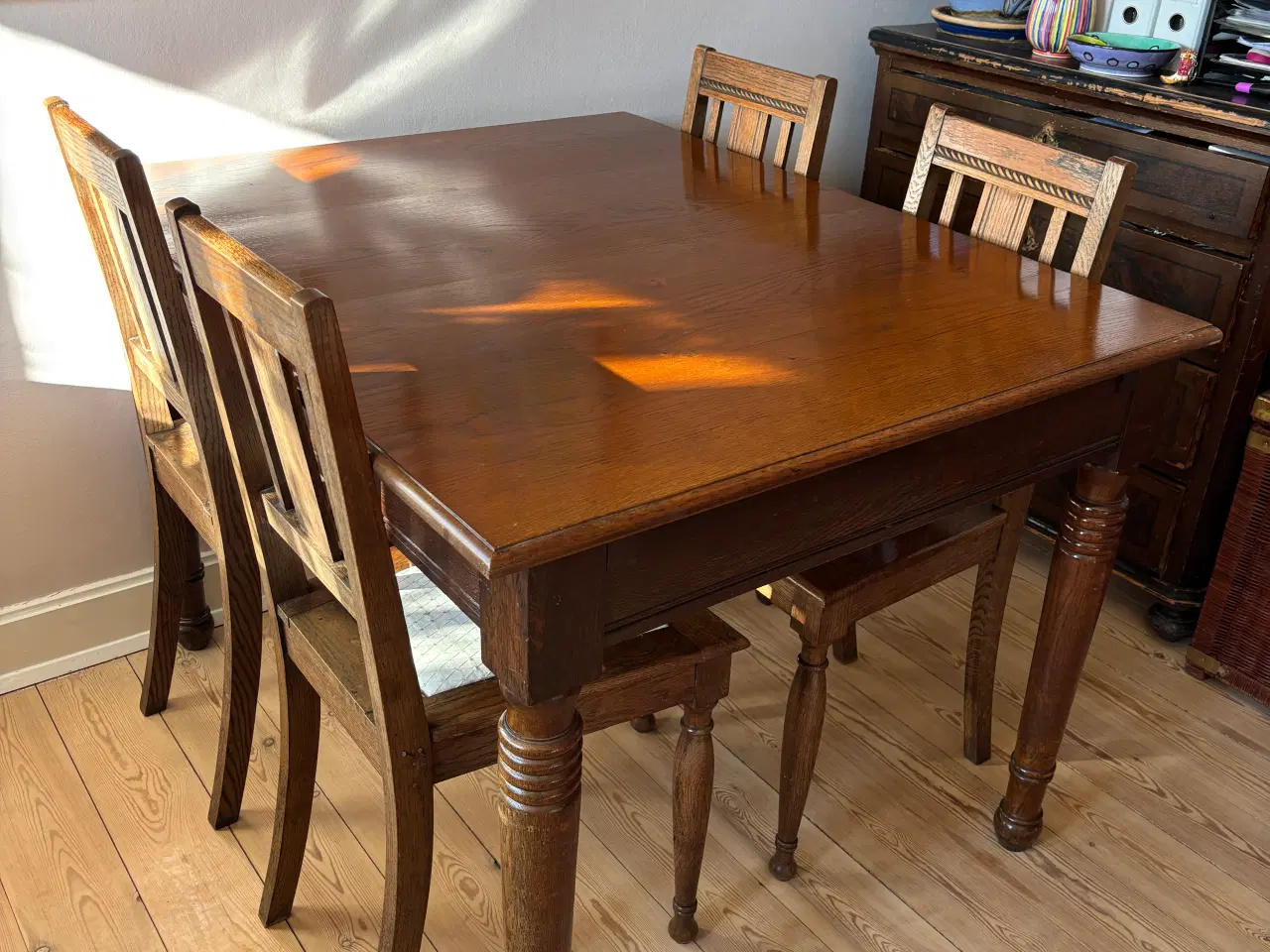 Billede 3 - Spisebord i mørkbejdset eg med 2 tillægsplader