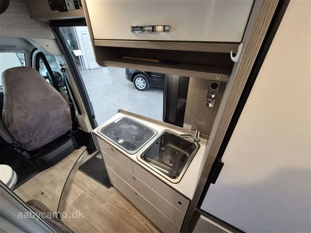 Billede 15 - 2020 - Pössl Roadcar R 640 Automatgear. 2x solceller. batteri. markise. duo-control. kompressor køleskab. undervognsbehandlet. helårsdæk. anhængertræk. soft close på bo-delsdør.